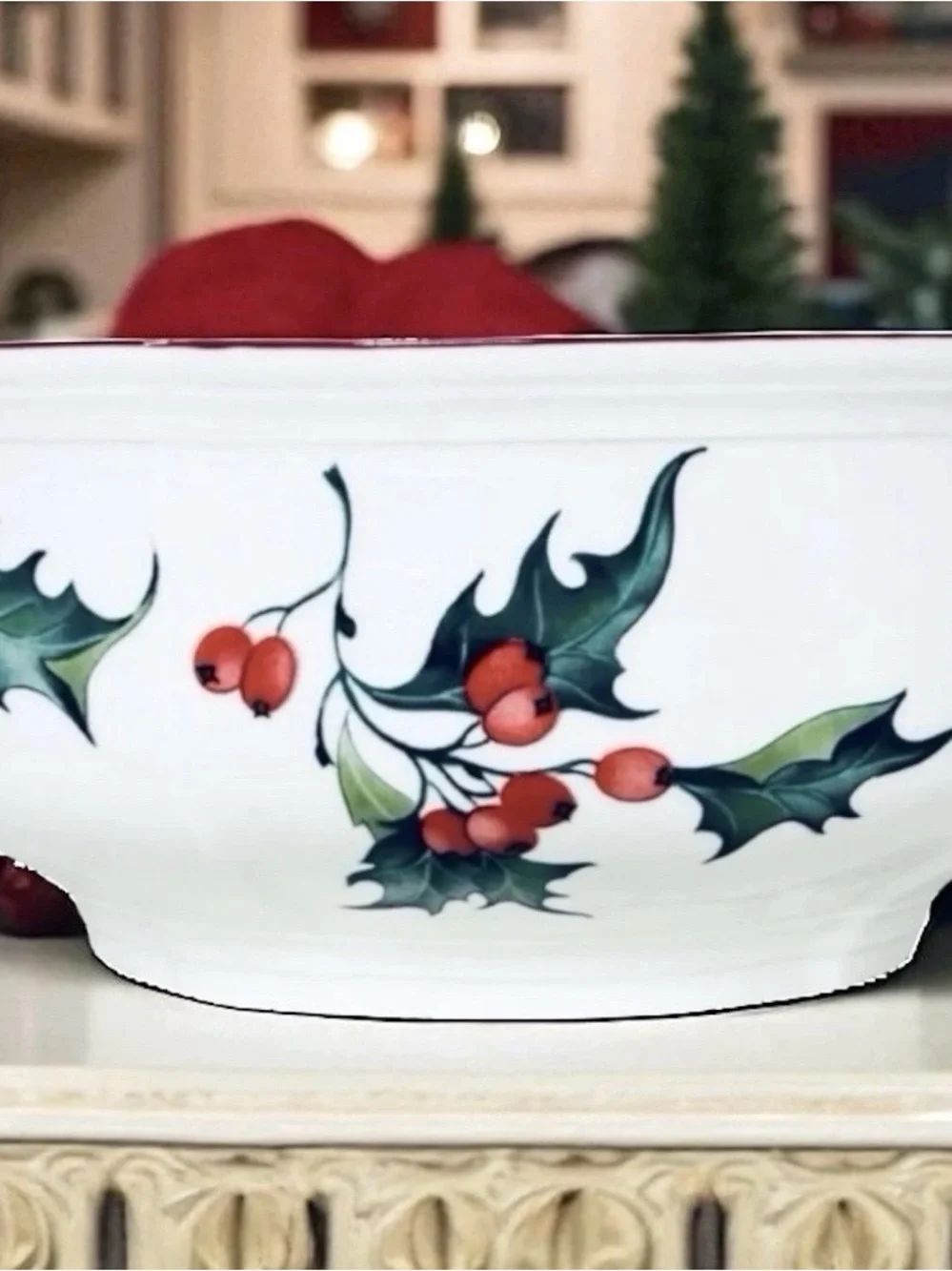 Villeroy & Boch HOLLY green berries 8.25” round vegetable serving bowl 90s